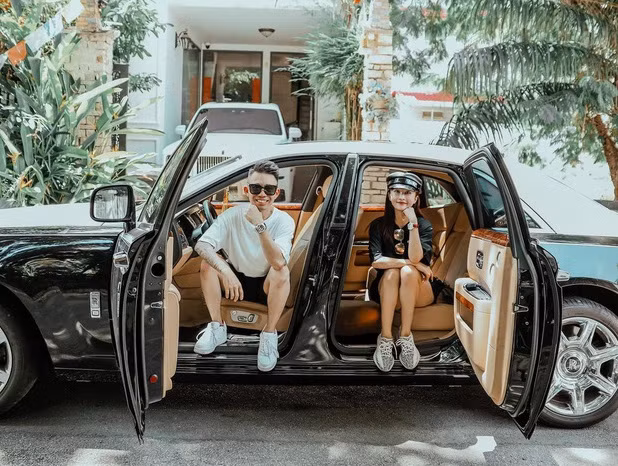 Cách đây không lâu, đại gia Minh Nhựa đăng một bức ảnh ngồi cùng vợ bên chiếc xe Rolls-Royce có giá khoảng 50 tỷ.