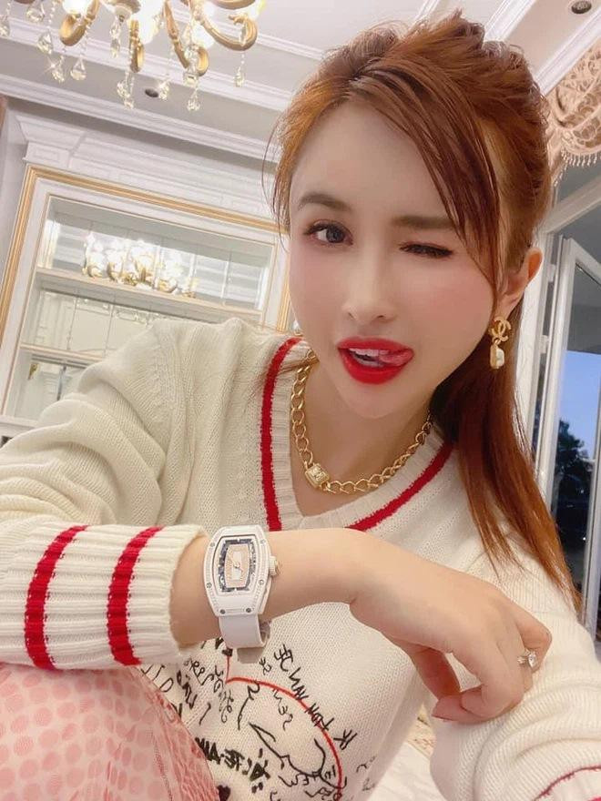 ...thì Mina Phạm luôn xuất hiện với loạt hàng hiệu xa xỉ. Nguồn ảnh: FBNV