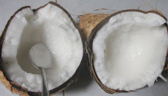 Một trái dừa sáp hiện nay được bán với giá khoảng 150.000 đồng, có nơi có nơi còn lên đến 300.000 đồng, trong khi giá của một trái dừa thường chỉ giao động từ 6.000-12.000 đồng/trái. Ảnh: Foody