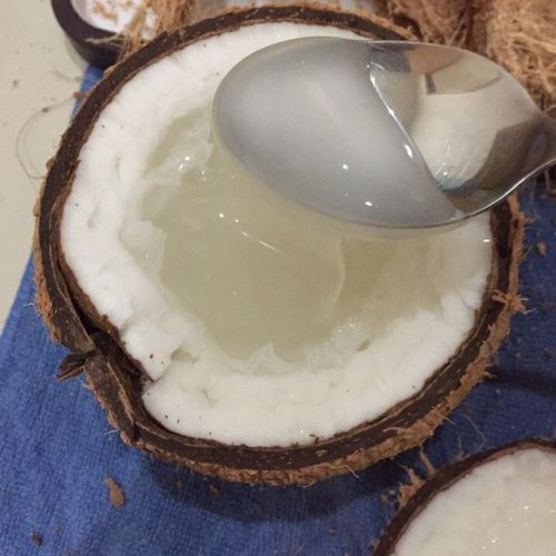Có những quả dừa sáp khi bổ ra lớp cơm trắng ngần lan hết quả dừa, chỉ còn sót lại một ít nước sền sệt giống như quả dừa xiêm người ta làm thạch. Ảnh: Okfood