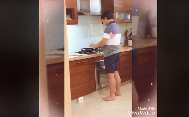 Hình ảnh Shark Phú ăn mặc giản dị, đi chân trần vào bếp khiến nhiều người bất ngờ vì đã quen với hình ảnh ông diện vest sang trọng. Ảnh: Chụp màn hình