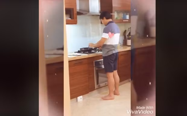 Hình ảnh Shark Phú ăn mặc giản dị, đi chân trần vào bếp khiến nhiều người bất ngờ vì đã quen với hình ảnh ông diện vest sang trọng. Ảnh: Chụp màn hình
