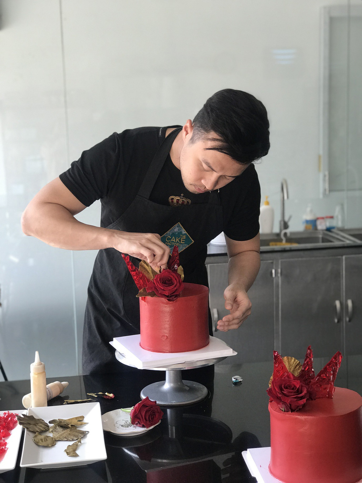 Shark Lê Đăng Khoa trong trang phục trẻ trung với áo thun, quần jeans đen, đeo tạp dề khác xa với những hình ảnh lịch lãm của một vị sếp khó tính. Ảnh: Internet