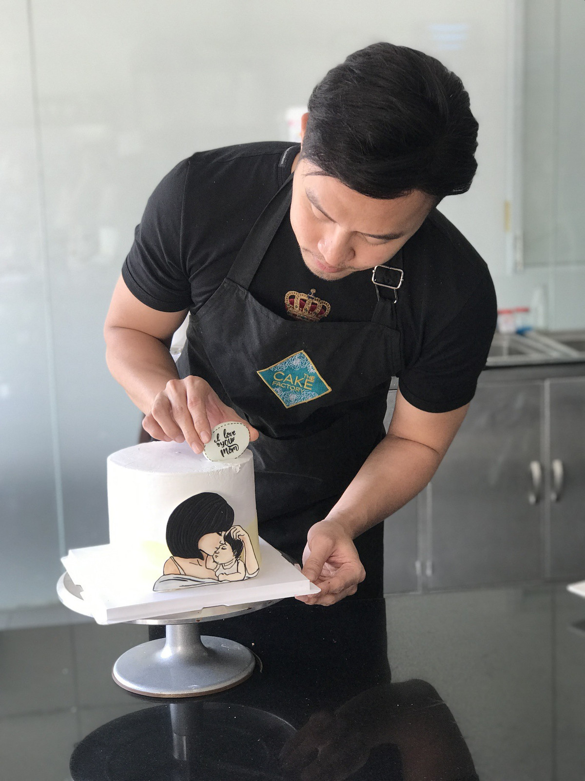 Hình ảnh tỉ mỉ, cẩn thận trang trí từng chiếc bánh của Shark Khoa giúp nhiều người có cái nhìn khác hơn về một anh chàng thiếu gia vốn sinh ra và lớn lên trong gia đình có điều kiện. Ảnh: Internet