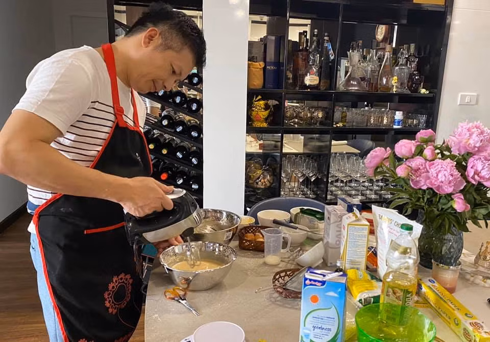 Vị doanh nhân này cũng từng chia sẻ ảnh tự tay làm bánh sinh nhật cho bà xã. Ảnh: FBNV