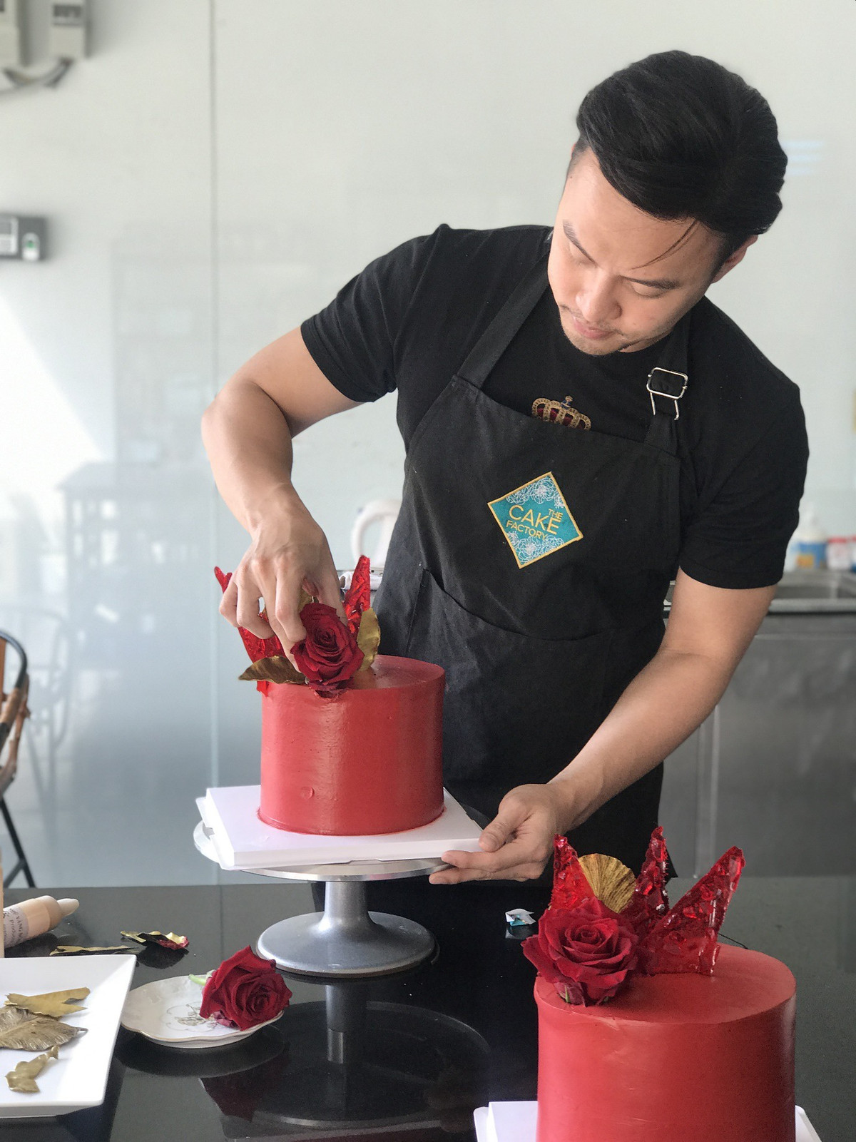 Dù bận rộn với công việc, Shark Khoa vẫn thu xếp thời gian vào bếp phụ nhân viên của mình chuẩn bị những chiếc bánh thật đẹp, thật ngon cho phái đẹp ngày 8/3. Ảnh: Internet