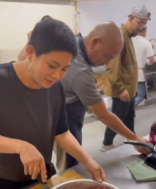 Vợ chồng Shark Liên ngọt ngào nấu ăn cùng nhau. Ảnh chụp màn hình