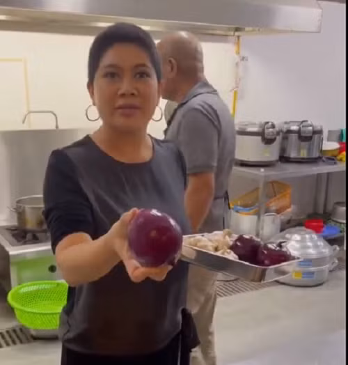 Mới đây, một đoạn video Shark Liên cùng chồng vào bếp khiến cư dân mạng tỏ ra cực kỳ thích thú. Ảnh chụp màn hình