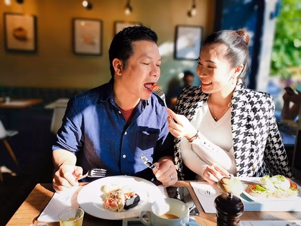 Shark Hưng luôn được hội chị em tôn sùng như thần tượng vì vừa có khối kiến thức như bách khoa toàn thư, vừa kinh doanh giàu có lại cực kỳ tâm lý, chiều chuộng vợ. Ảnh: Internet