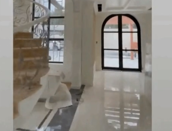 Bên trong được thiết kế sang trọng với tông màu trắng chủ đạo.