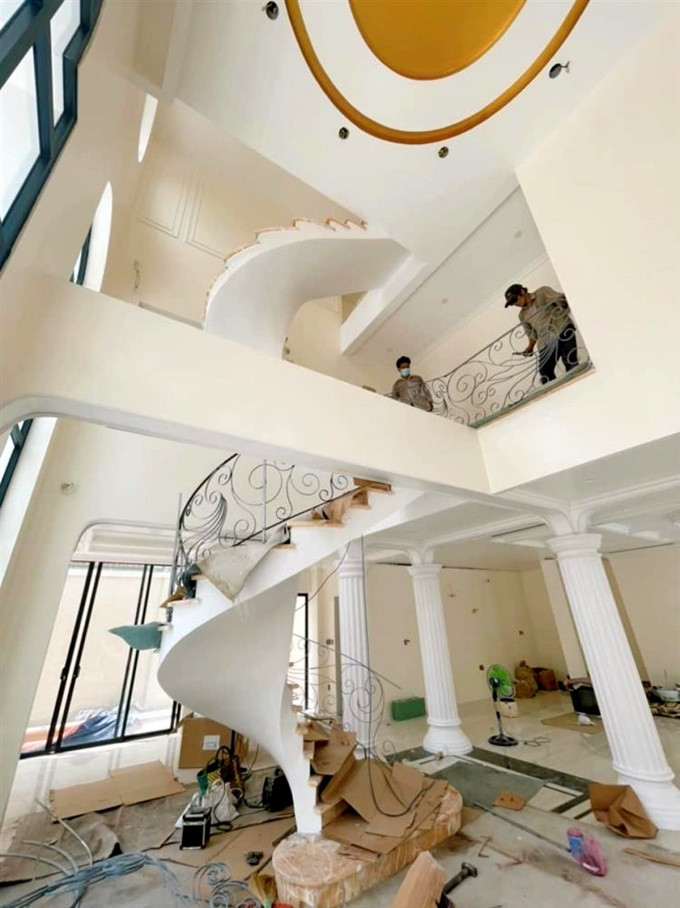 Nhà lắp đặt nhiều kính, có không gian mở, tạo cảm giác rộng rãi.