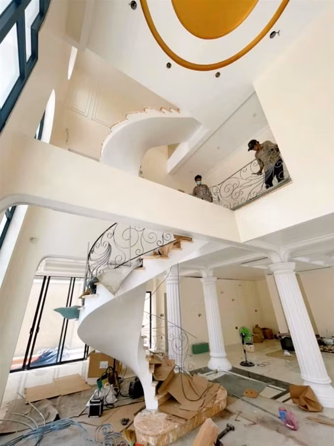 Nhà lắp đặt nhiều kính, có không gian mở, tạo cảm giác rộng rãi.