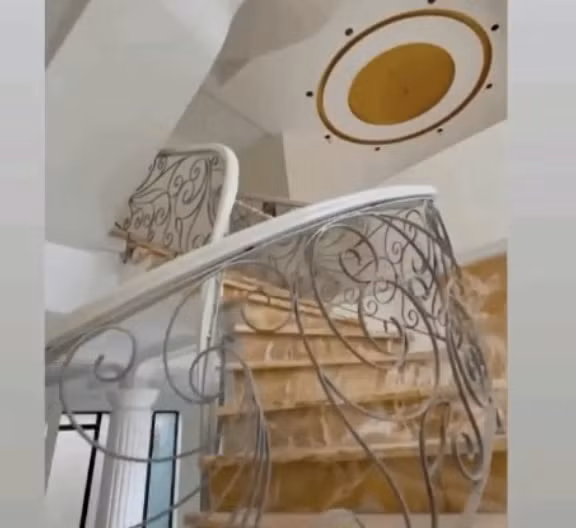 Cầu thang được chạm trổ tinh xảo theo phong cách quý tộc.