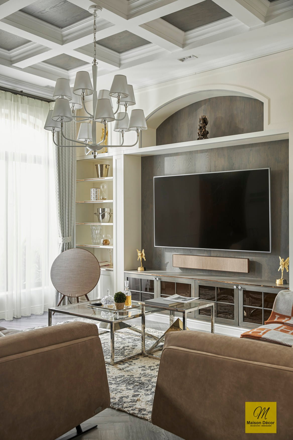 Tầng trệt gồm phòng khách, bếp, và phòng gia nhân. Nội thất phòng khách đều được lựa chọn từ các thương hiệu nổi tiếng.