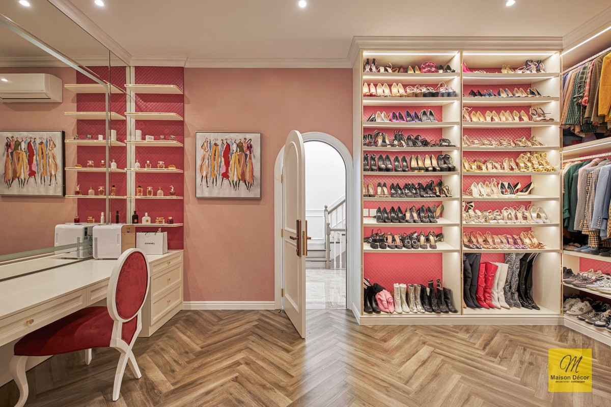 Hương Giang còn dành một không gian rộng ở phía bên trái căn phòng để trưng bày tủ đồ túi xách yêu thích.