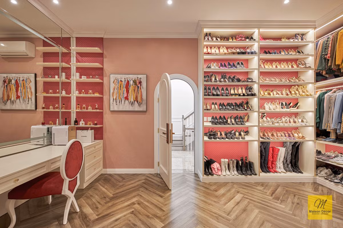 Hương Giang còn dành một không gian rộng ở phía bên trái căn phòng để trưng bày tủ đồ túi xách yêu thích.