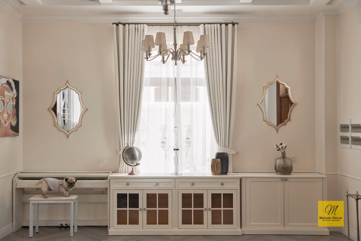 Phía trước là sân vườn rộng rãi, sau nhà là khu giặt phơi, từ bàn ăn còn có thể nhìn ra là tiểu cảnh và hồ cá Koi.