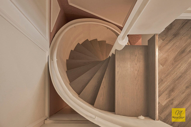 Cầu thang xoắn nghệ thuật rộng tới 900mm. Nguồn ảnh: Maison Décor