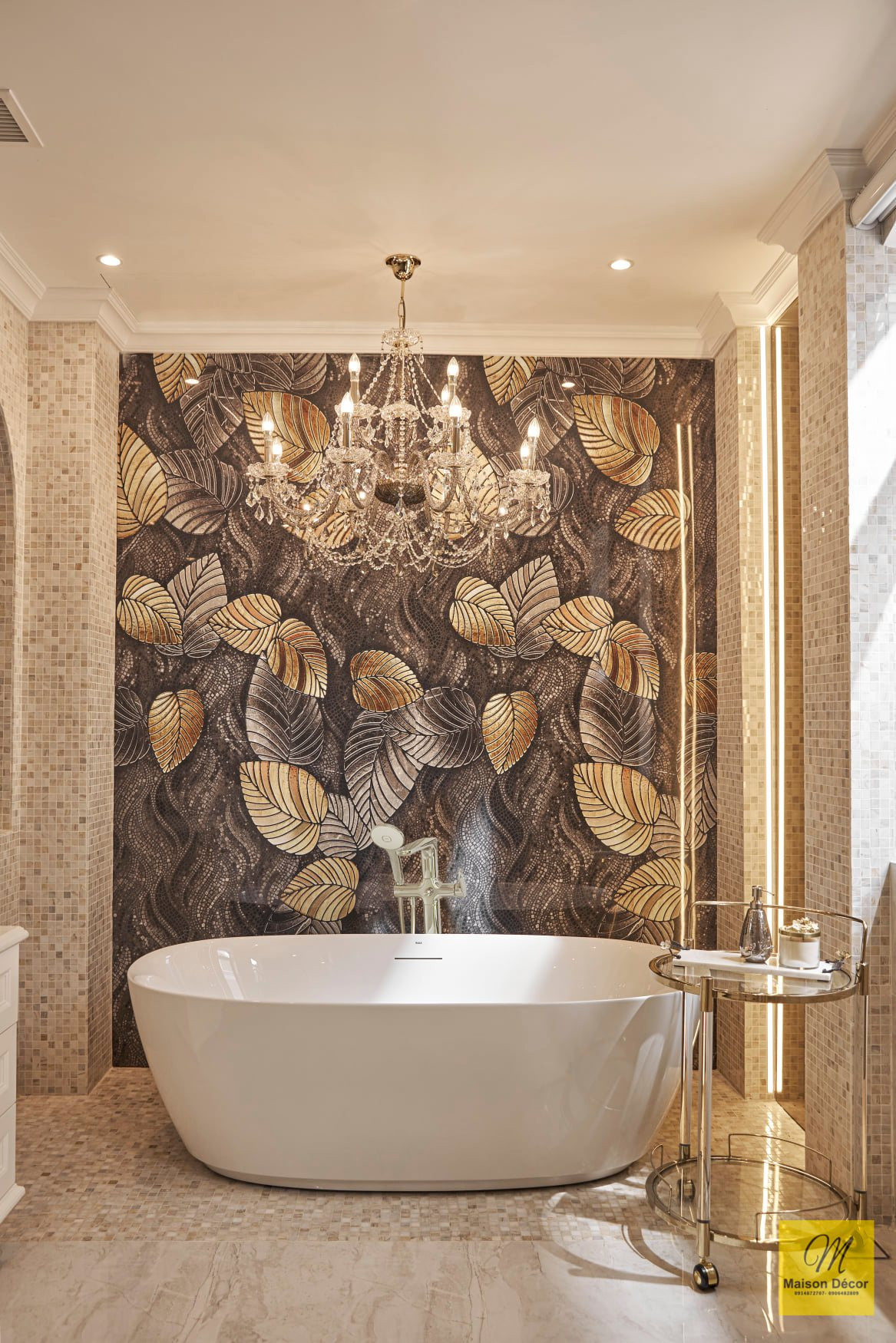 Phòng tắm master là không gian nghệ thuật nhất của ngôi nhà. Bức tường đằng sau bồn tắm được chạm khắc vô cùng kỳ công.