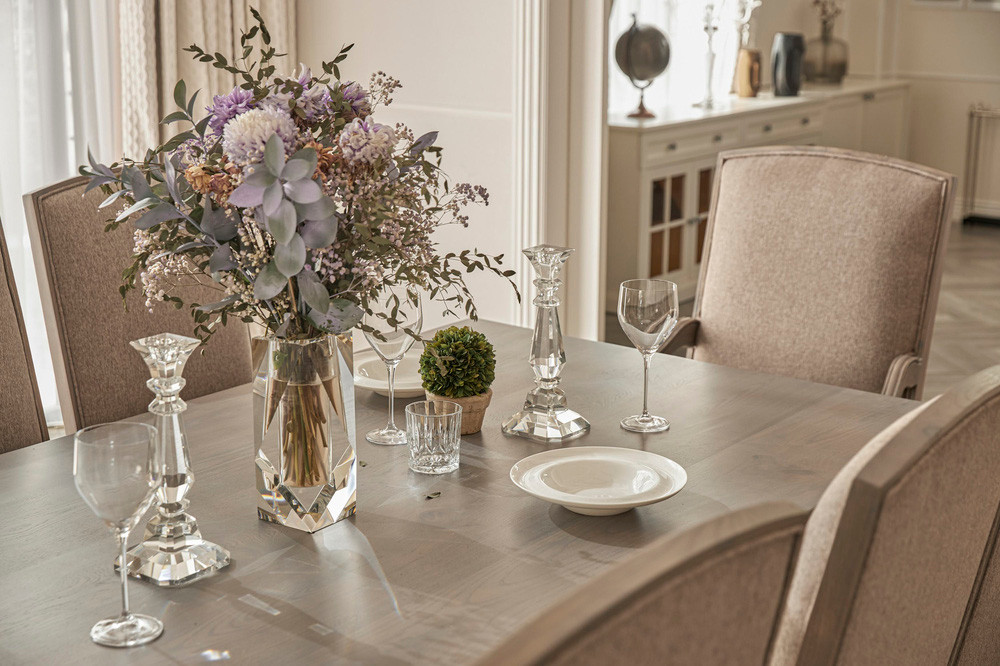 Cốc, chèn đều làm từ pha lê sang trọng.