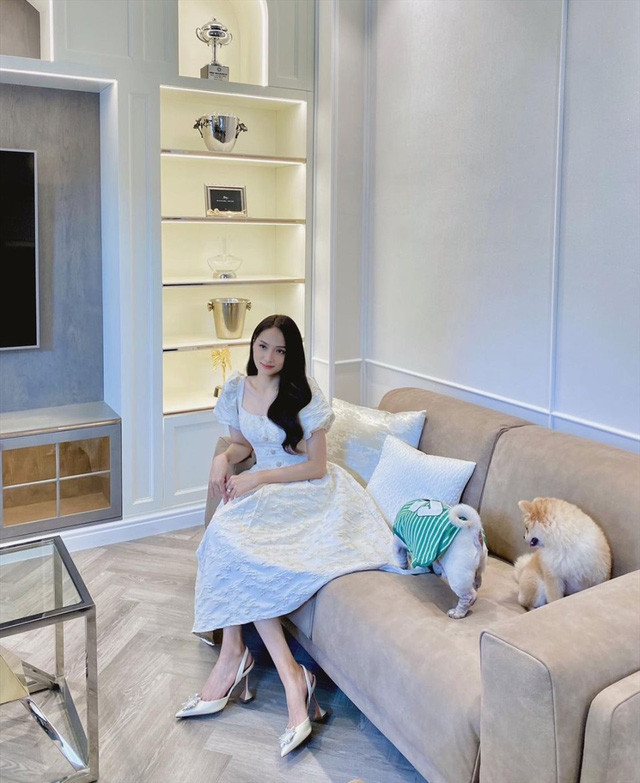 Sau khi tậu siêu xe hơn 8 tỷ vào năm ngoái, mới đây Hoa hậu Hương Giang khiến dân tình "lác mắt" khi tậu biệt thự tọa lạc tại trung tâm thành phố Thủ Đức.