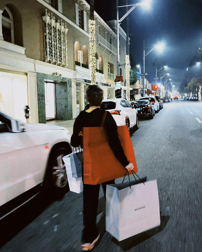 Nhiều người ao ước được "còng lưng" xách hàng hiệu như Nhất Hoàng. Nguồn ảnh: Instagram