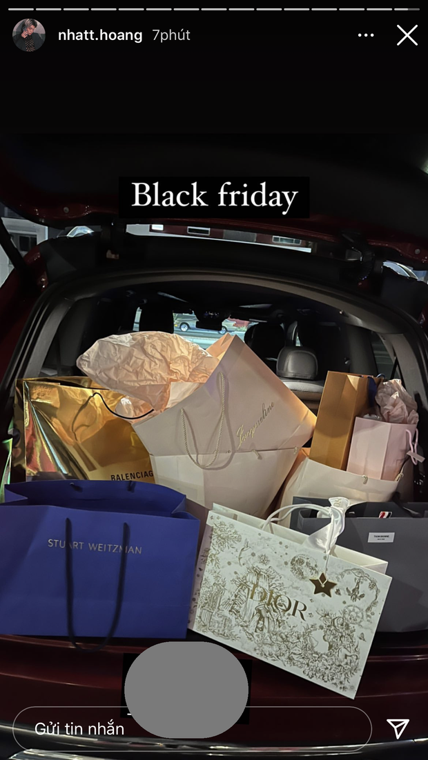 Từ hồi sang Mỹ (tháng 8 vừa qua) đến nay, tuần nào Nhất Hoàng cũng shopping. Gần đây nhất, trong ngày Black Friday ở Mỹ, rich kid Hà thành và hội bạn thân đã khoe 1 cốp xe đầy ắp hàng hiệu.