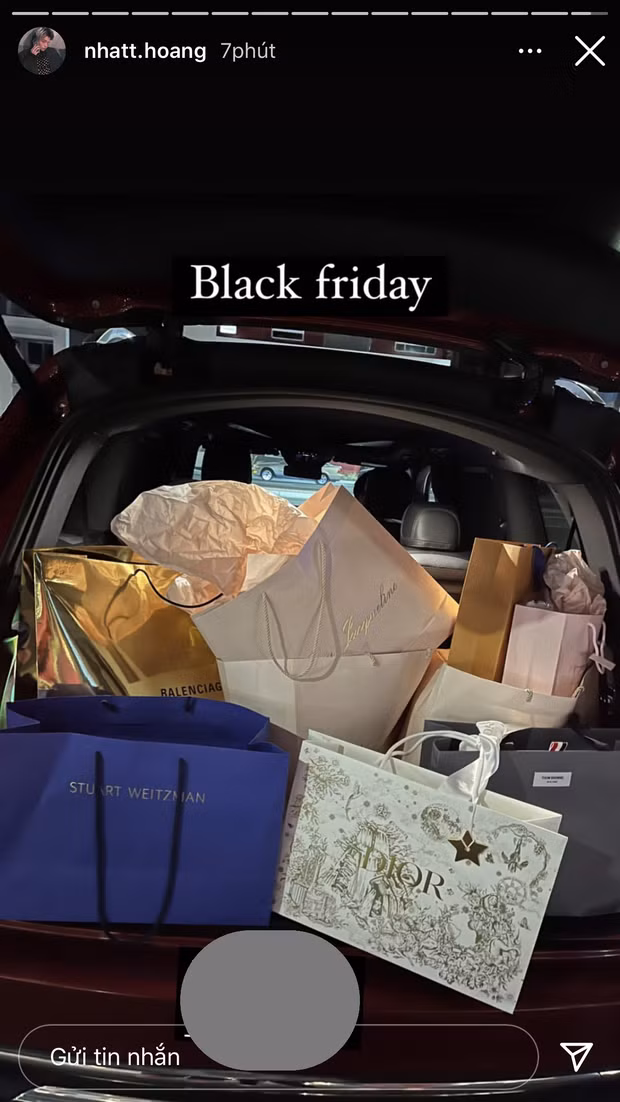 Từ hồi sang Mỹ (tháng 8 vừa qua) đến nay, tuần nào Nhất Hoàng cũng shopping. Gần đây nhất, trong ngày Black Friday ở Mỹ, rich kid Hà thành và hội bạn thân đã khoe 1 cốp xe đầy ắp hàng hiệu.
