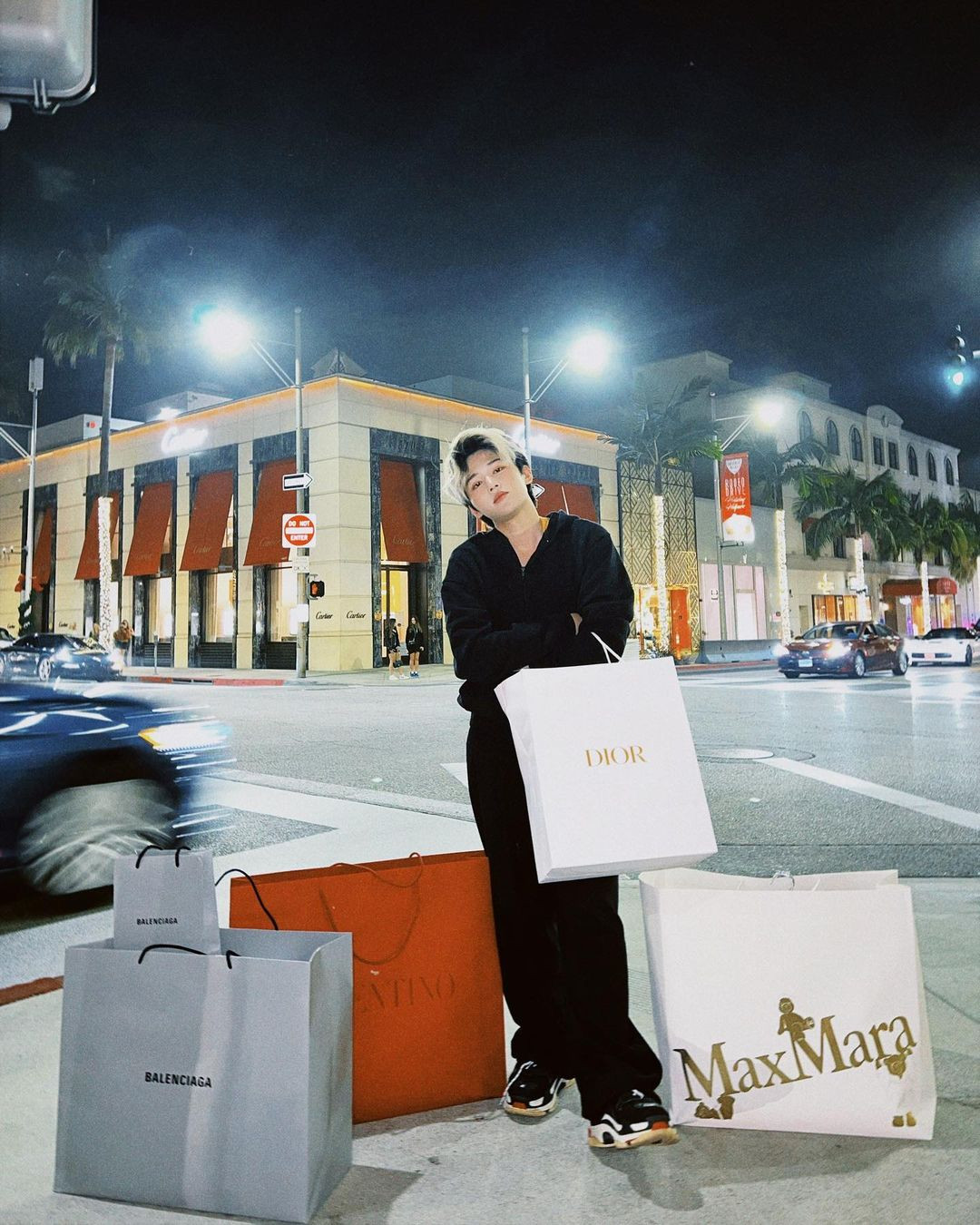 Ở newfeed của Nhất Hoàng cũng là loạt ảnh túi lớn túi bé và lại đến từ những nhà mốt đình đám khác như Dior, Balenciaga, MaxMara,..