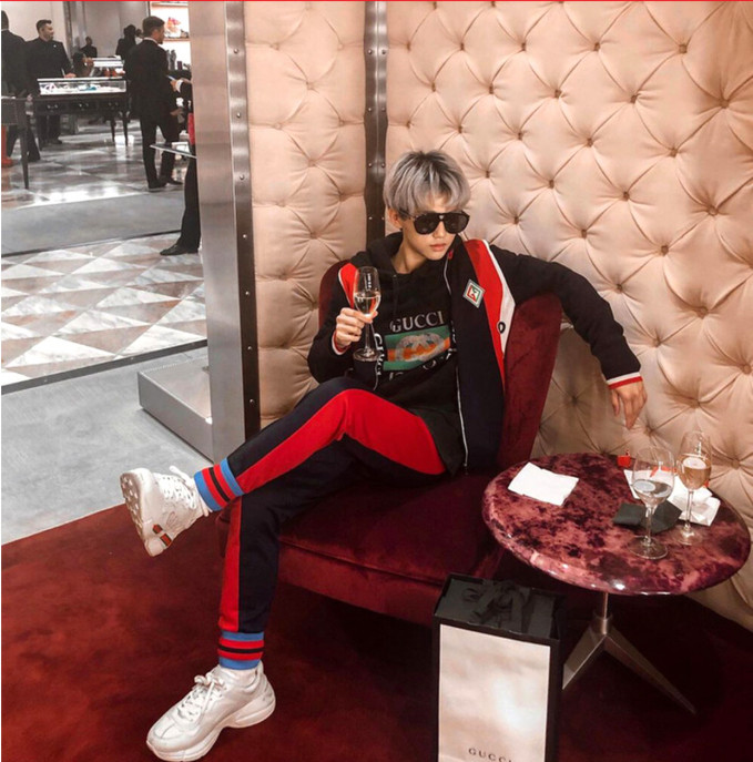 Trên trang cá nhân, chàng rich kid 2k3 thường xuyên đăng tải những món đồ hiệu hay những bức hình check-in sang chảnh cạnh siêu xe, du thuyền...khiến ai nấy đều trầm trồ, ngưỡng mộ.