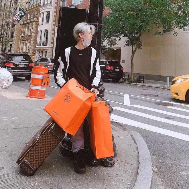 Chia sẻ về niềm đam mê hàng hiệu của mình, rich kid 10X cho biết không bao giờ nhớ giá những món hàng hiệu của mình với lý do thích là... quẹt thẻ.