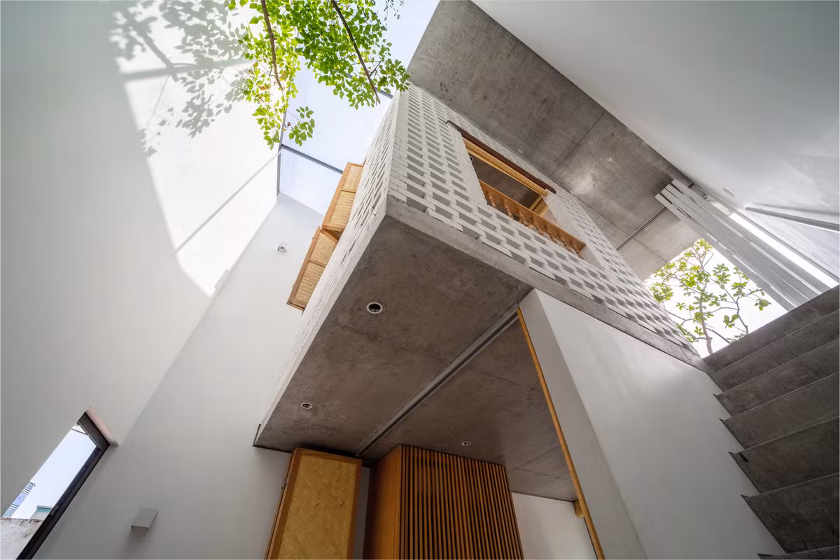 Mặt tiền ngôi nhà nằm ở hướng Bắc, được thiết kế gần như toàn bộ bằng kính, để có thể tối đa hóa việc lấy ánh sáng tự nhiên, tạo ấn tượng về một không gian rộng lớn thoáng mát hơn.