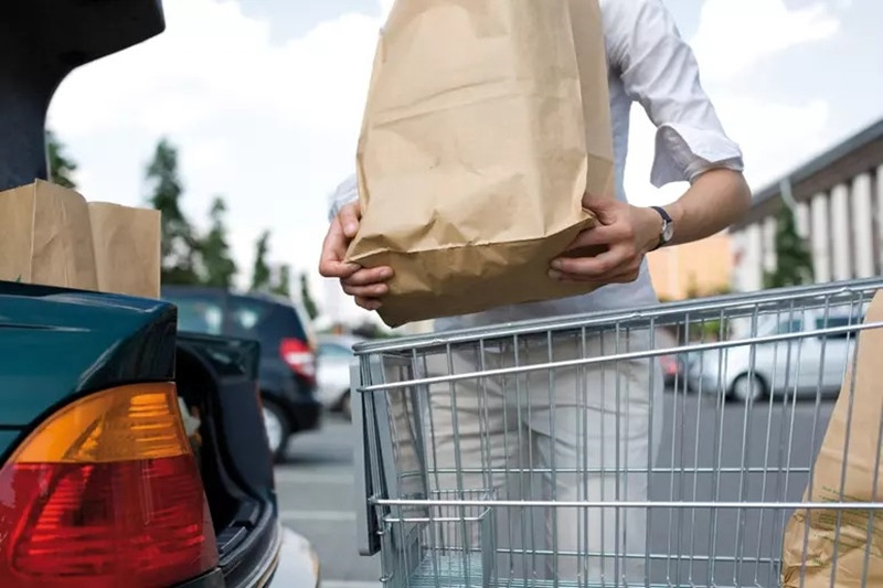 Nhiều người không có thói quen sắp xếp thực phẩm trong túi hàng, và để thực phẩm đông lạnh cùng với các mặt hàng khác. Điều này có thể làm hỏng thực phẩm không bỏ trong ngăn đông.