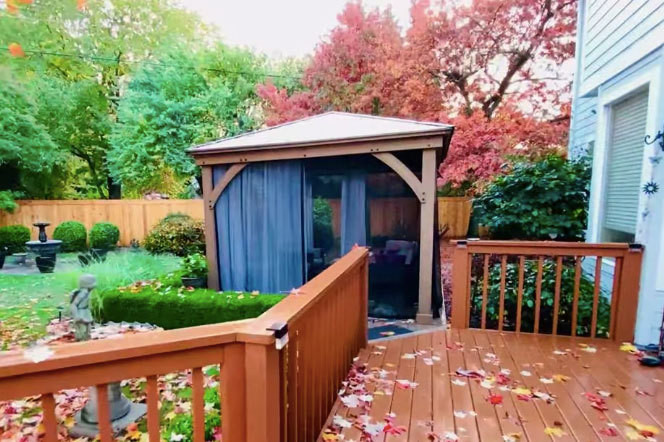 Khuôn viên biệt thự được bài trí ngăn nắp, gọn gàng, có đầy đủ tiểu cảnh và cả lầu vọng để Mạnh Quỳnh ngồi thư giãn, sáng tác nhạc.