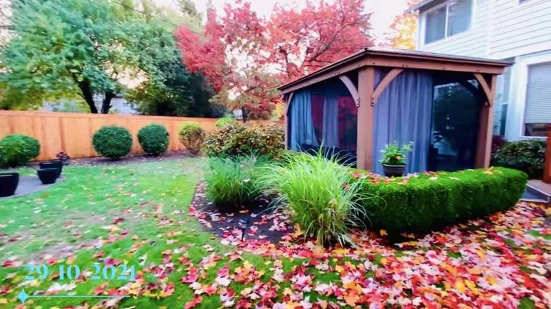 Khung cảnh đẹp như truyện cổ tích, với khuôn viên trồng đủ các loại hoa, cây cối nhiều màu sắc.