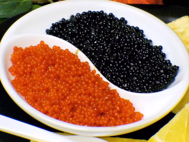 Trứng cá tầm là một trong những thực phẩm đắt tiền xa xỉ bậc nhất thế giới hiện nay. Với giá bán có thời điểm lên tới 35.000 USD/ kg (khoảng 800 triệu đồng), trứng cá tầm thực sự chỉ dành cho giới siêu giàu. Ảnh: Getty