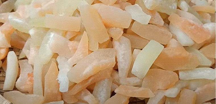 Theo người bán, cùi bưởi đắt hàng nhất trong dịp hè vì mọi người chủ yếu đặt mua về làm chè bưởi. Phần vỏ bưởi còn sử dụng làm mứt và bán chạy vào dịp Tết. Ảnh: Dienmayxanh