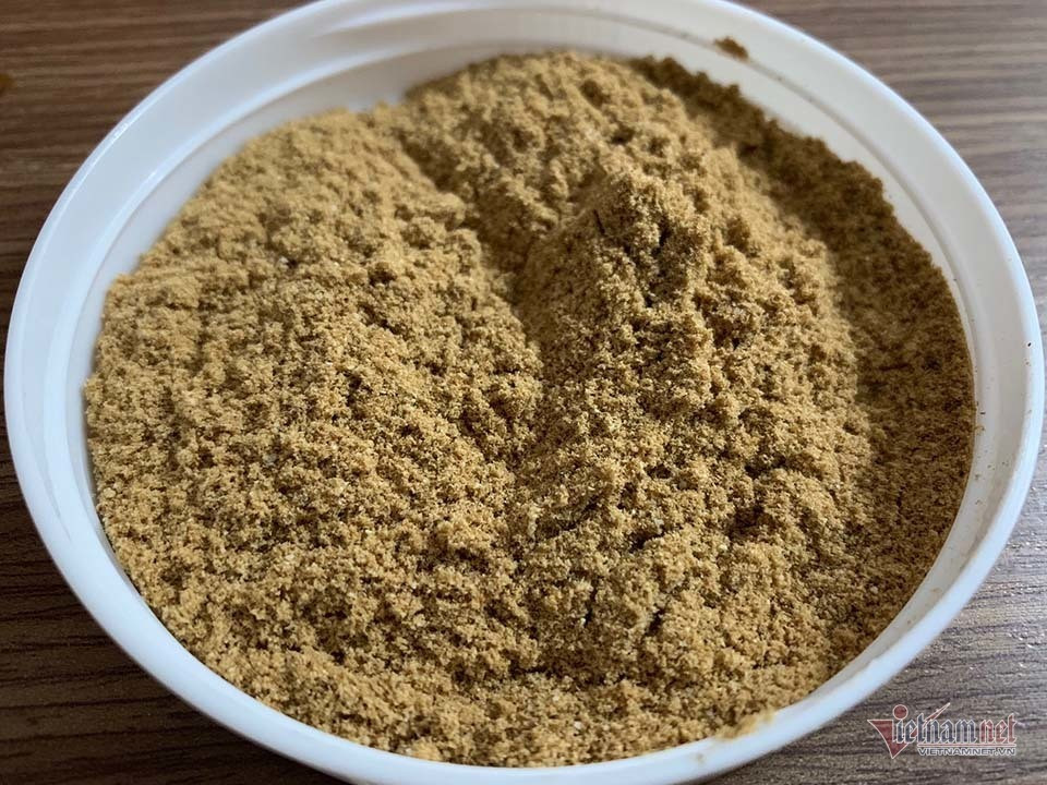 Nhưng gần đây, không ít gia đình giàu có trên thành phố lại xếp hàng đặt mua cám gạo với khó tin, lên đến 4 triệu đồng/kg. Ảnh:Vietnamnet