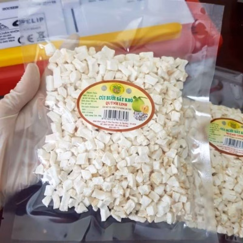 Nếu mua cùi bưởi sấy khô, khách hàng có thể phải bỏ ra từ 500.000 -700.000 đồng/kg. Ảnh: Shopee