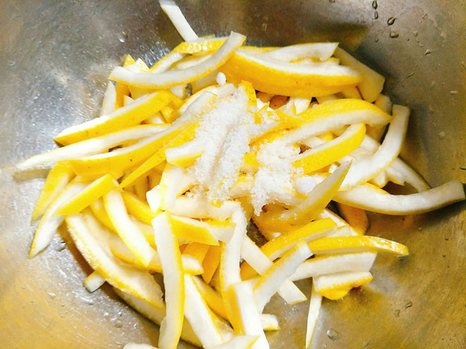 Trước đây vỏ và cùi bưởi thường là đồ bỏ đi nhưng nay bỗng được thu mua với giá cao ngất ngưởng. Cụ thể, mỗi kg vỏ bưởi tươi giá từ 100.000 – 120.000 đồng/kg. Ảnh: Dân Việt