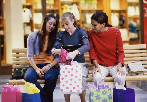 Không ít người giàu hạn chế tiêu quá tay vào những bộ đồ đi tiệc hiếm khi dùng đến. Họ cho rằng đó là sự lãng phí không cần thiết.