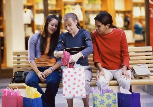 Không ít người giàu hạn chế tiêu quá tay vào những bộ đồ đi tiệc hiếm khi dùng đến. Họ cho rằng đó là sự lãng phí không cần thiết.