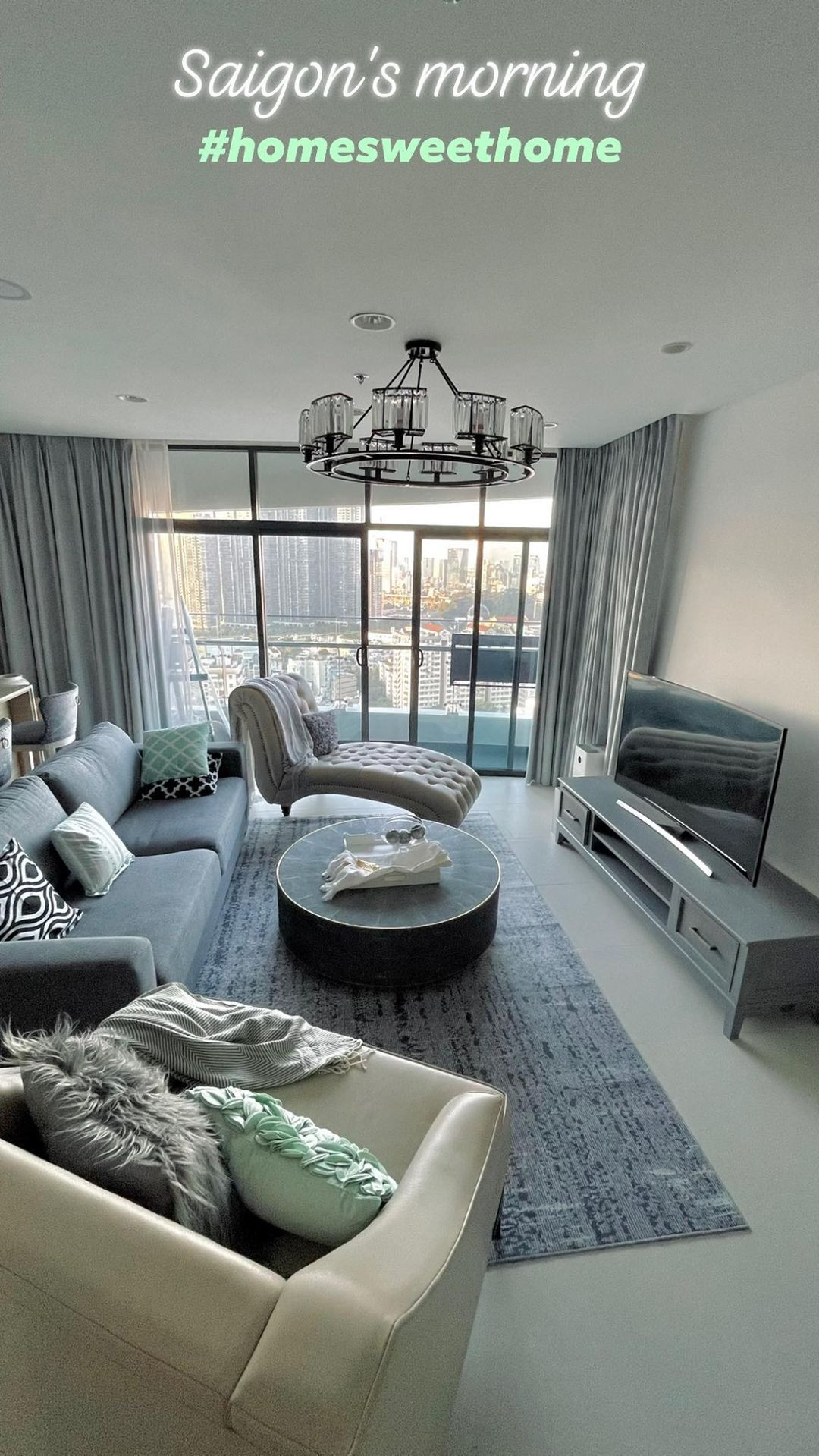 Nữ siêu mẫu chọn tông xám xanh chủ đạo, đặt thêm bàn ghế, tủ, kệ...với màu sắc tương đồng.