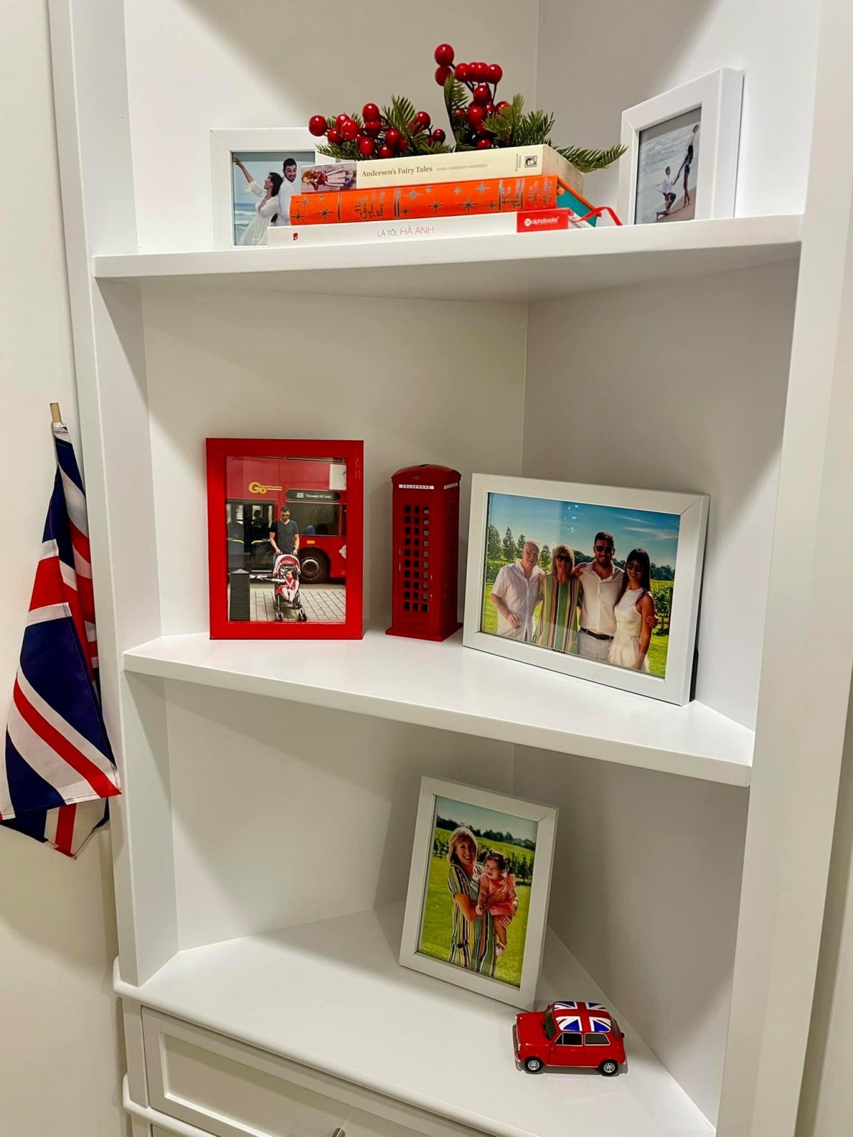 Căn hộ rộng 170 m2 có vị trí đắc địa, nằm kề quận 1 với view thành phố từ trên cao, giá 14 tỷ đồng, chưa tính nội thất, thiết bị điện tử.