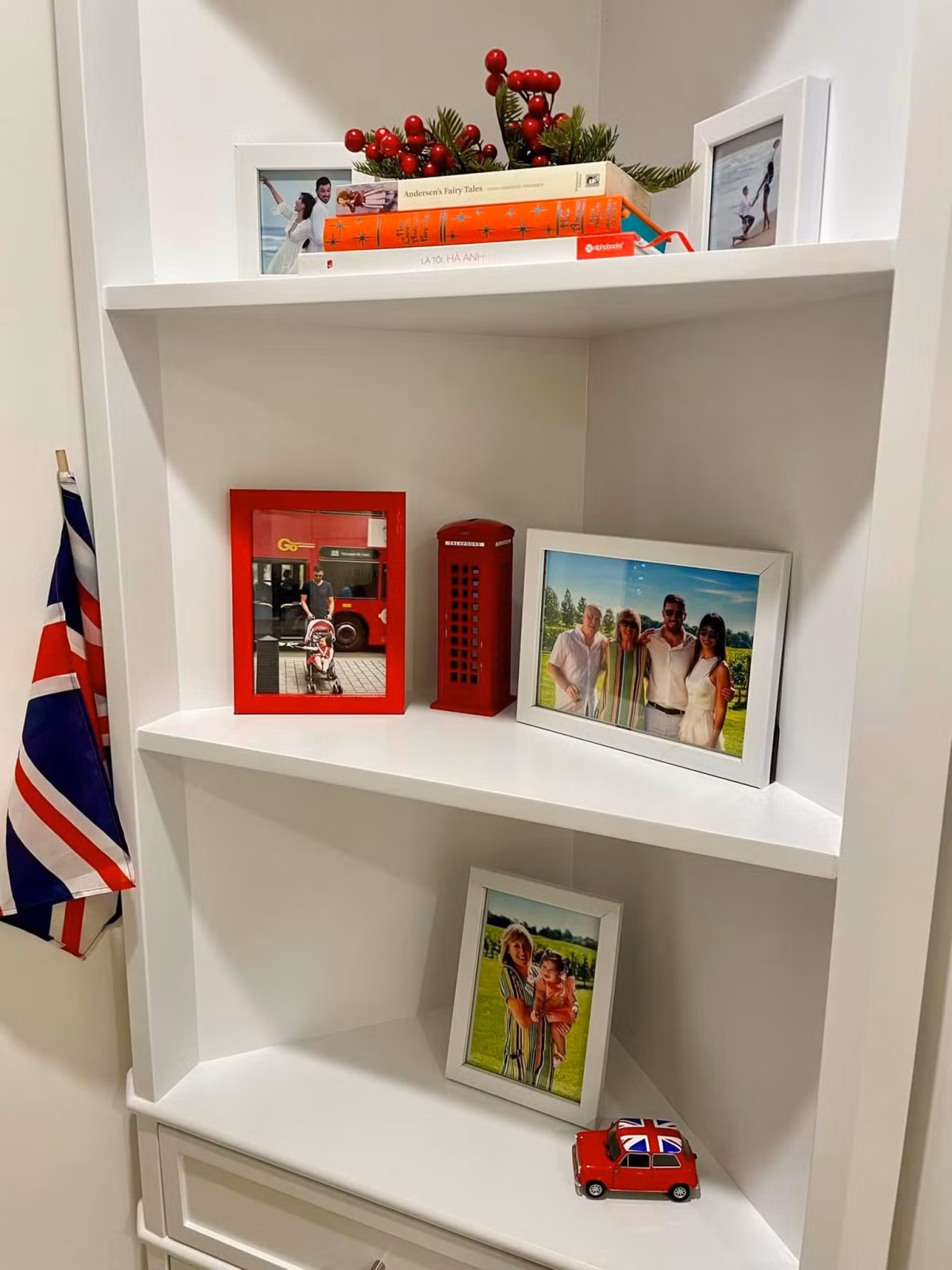 Căn hộ rộng 170 m2 có vị trí đắc địa, nằm kề quận 1 với view thành phố từ trên cao, giá 14 tỷ đồng, chưa tính nội thất, thiết bị điện tử.