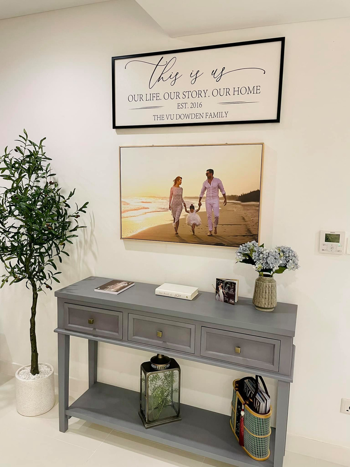 Trong nhà, Hà Anh trang trí nhiều kỷ vật thân thương.