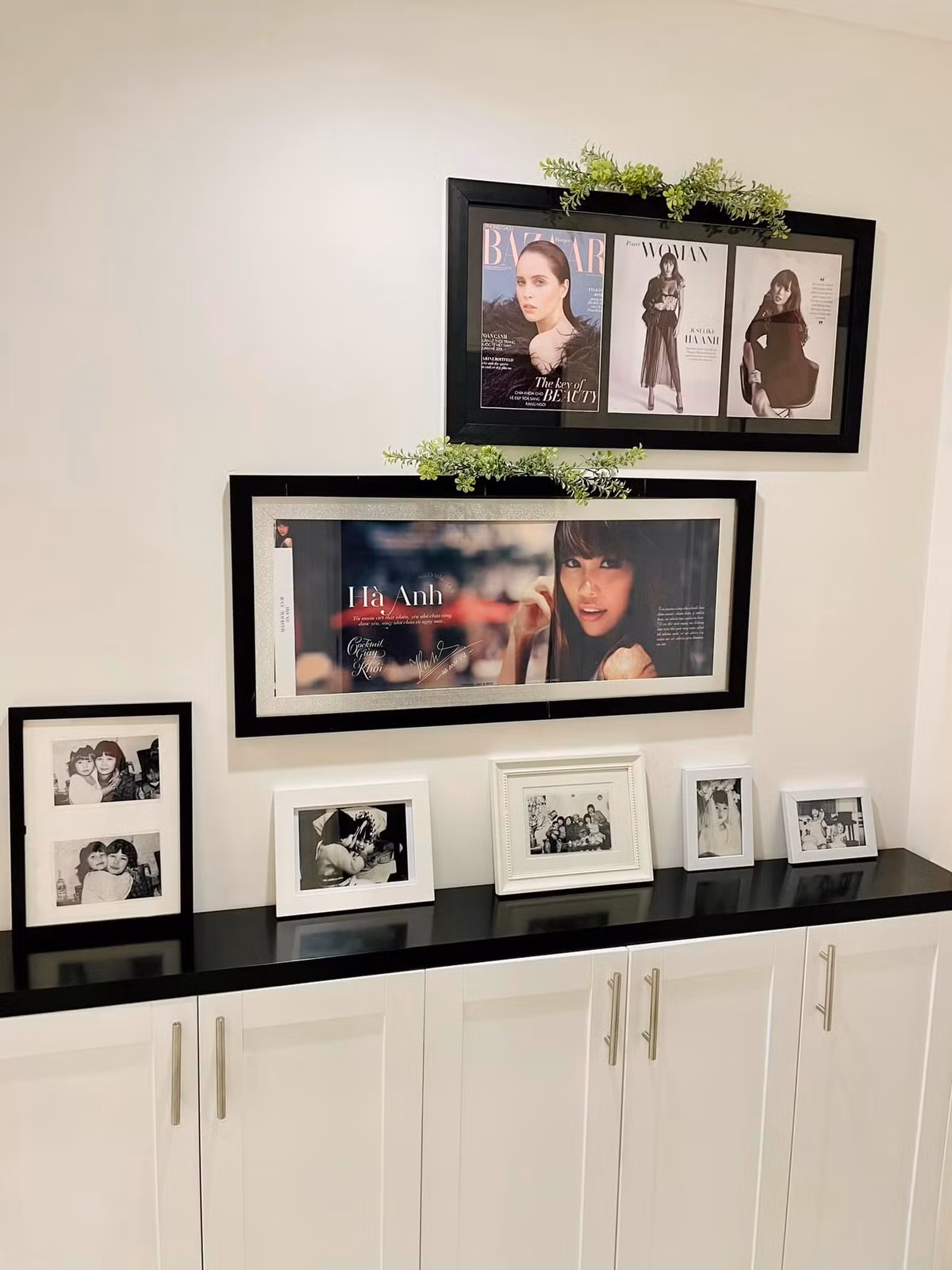 Những khung ảnh nhỏ xinh từ thời thơ ấu tới khi trưởng thành của nữ siêu mẫu được đặt ở lối cửa vào căn hộ. Nguồn ảnh: FBNV