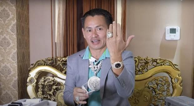 Sau hơn 20 năm theo đuổi công việc làm trang sức, Celebrity Net Worth ước tính giá trị tài sản ròng Johnny Đặng là 20 triệu USD (khoảng 460 tỷ đồng). Ảnh: Internet