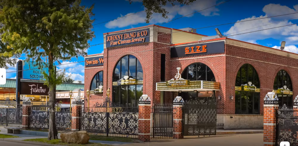 Sau hơn 20 năm theo đuổi công việc làm trang sức, Celebrity Net Worth ước tính giá trị tài sản ròng Johnny Đặng là 20 triệu USD (khoảng 460 tỷ đồng). Ảnh: Internet