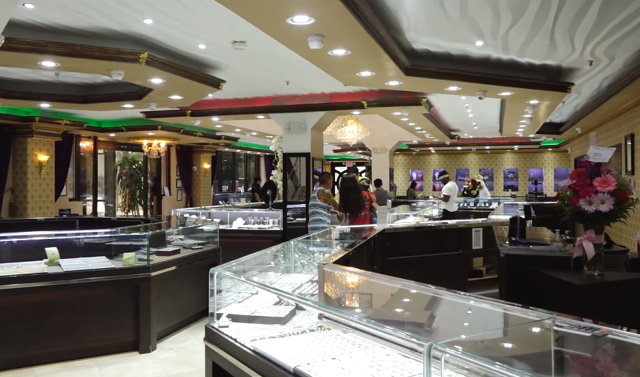 Bên trong cửa hàng trang sức của Johnny Đặng có tới 52 tủ trưng bày kim cương, 105 camera giám sát 24/24, két sắt siêu đặc biệt dày tới 2,5m và dàn máy chế tác kim hoàn đắt đỏ. Ảnh: Wikici